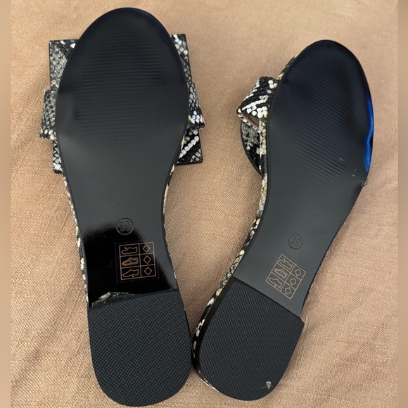 *New W/O Tags* SHEIN Square Circle Animal Print Flat Sandals, Sz 39 - Picture 5 of 7